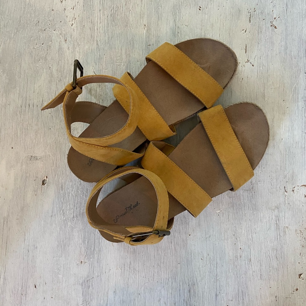 Universal Thread Flatform Sandal - Picture 4 of 4